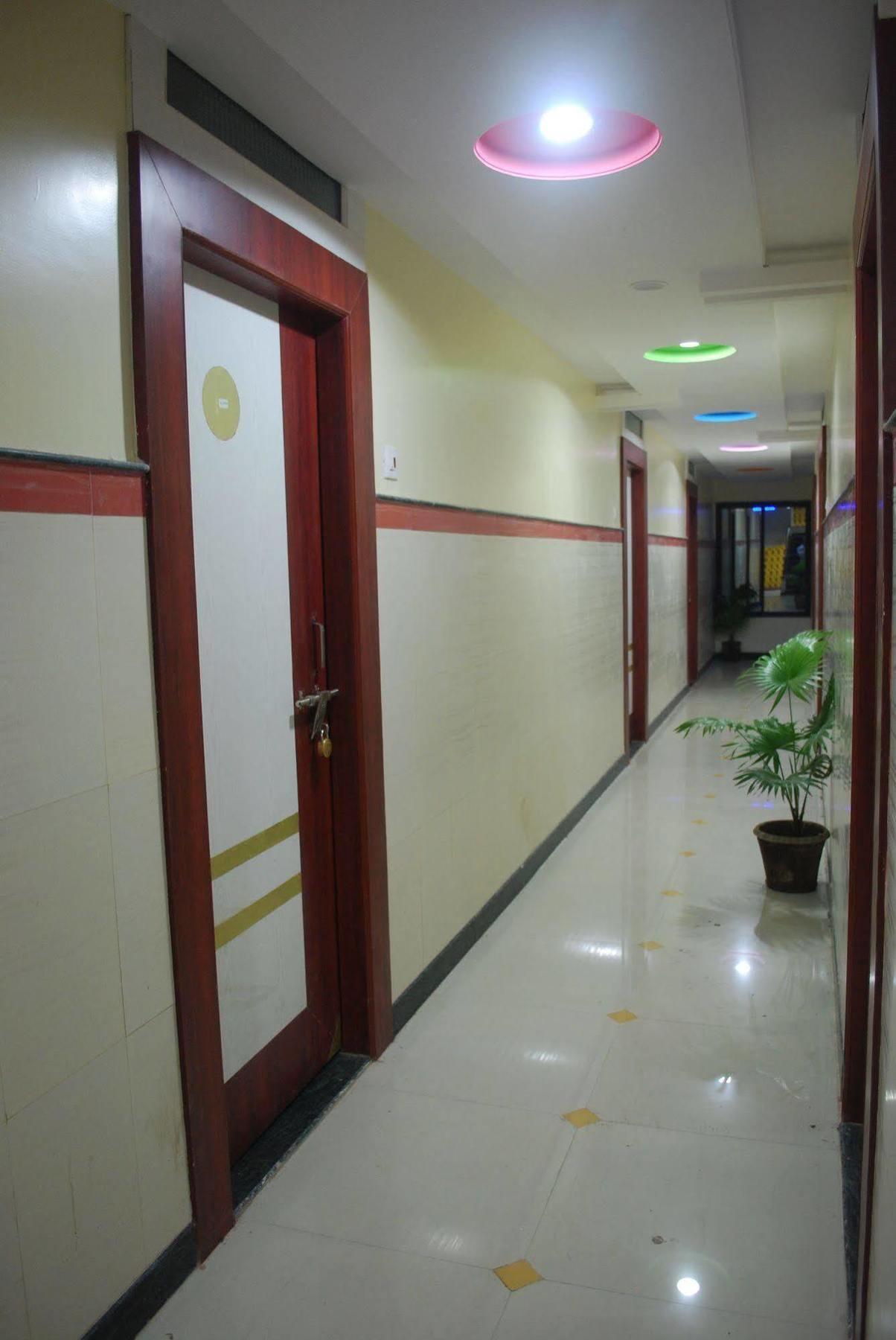 Hotel Disha Palace Shirdi Exterior foto
